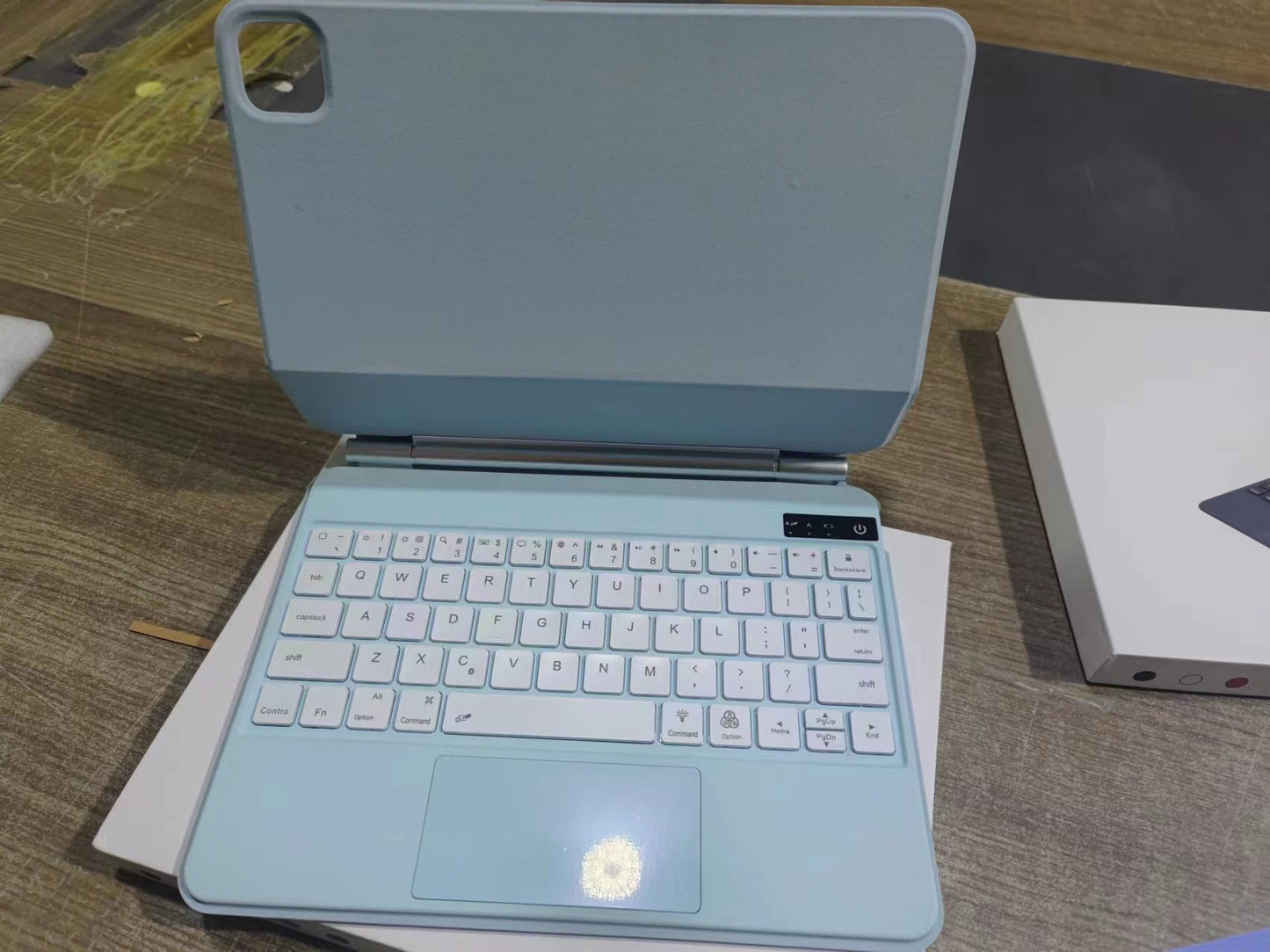 Teclado de control mágico de suspensión para tableta, cubierta protectora de succión magnética integrada para tablet.