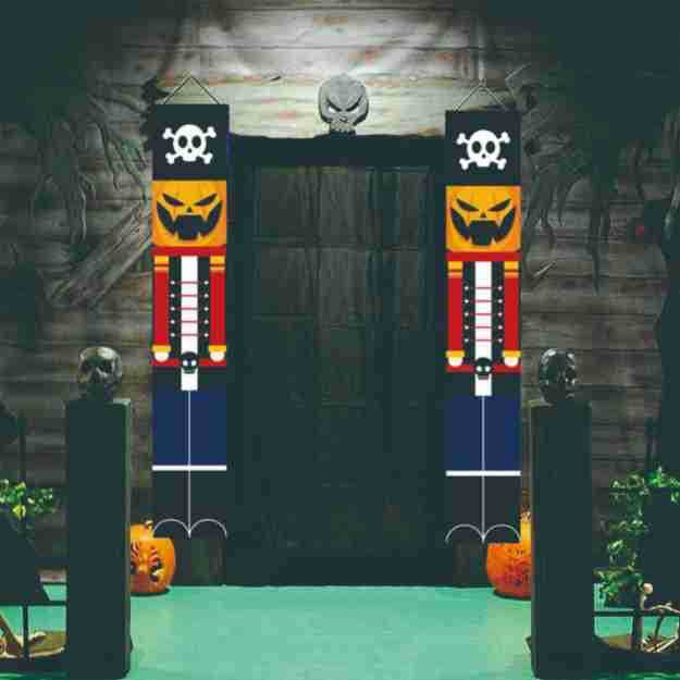 Pareado de pancarta de cascanueces modelo soldado de Halloween
