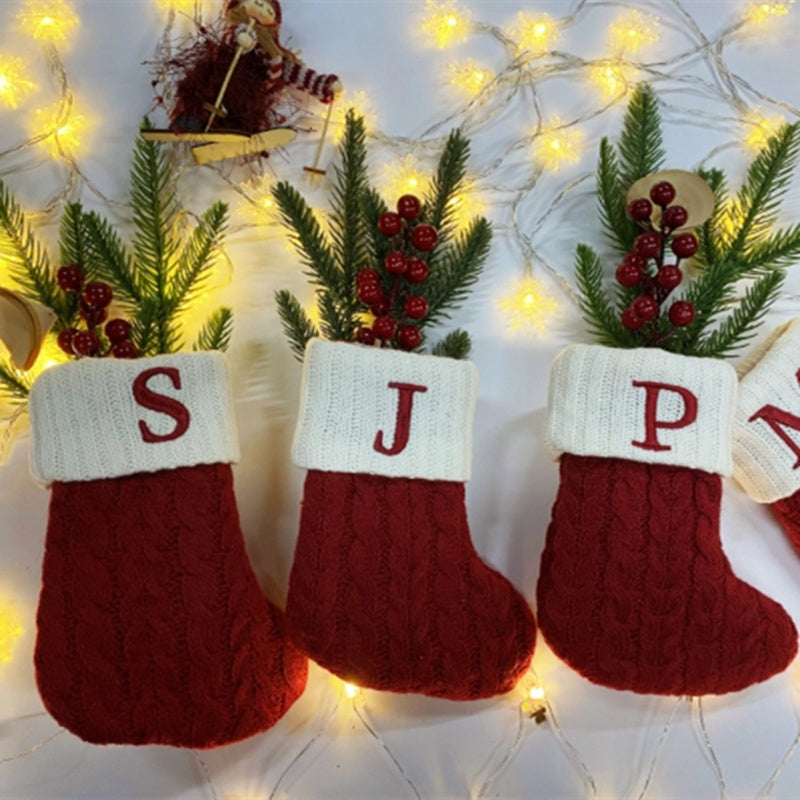 Bolsa de regalo con colgante de lana tejida con letras navideñas
