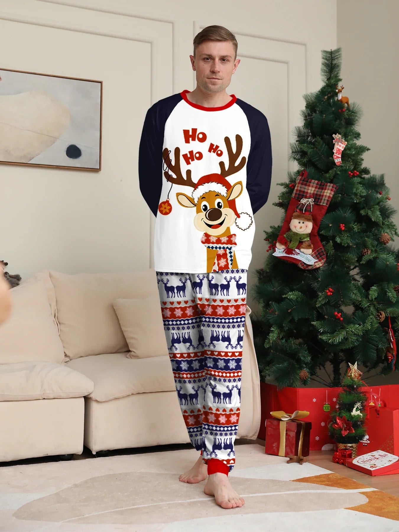Conjunto de pijama navideño para pareja: manga raglán, estampado de renos "Ho Ho Ho" en azul marino y blanco y pantalones con estampado festivo.