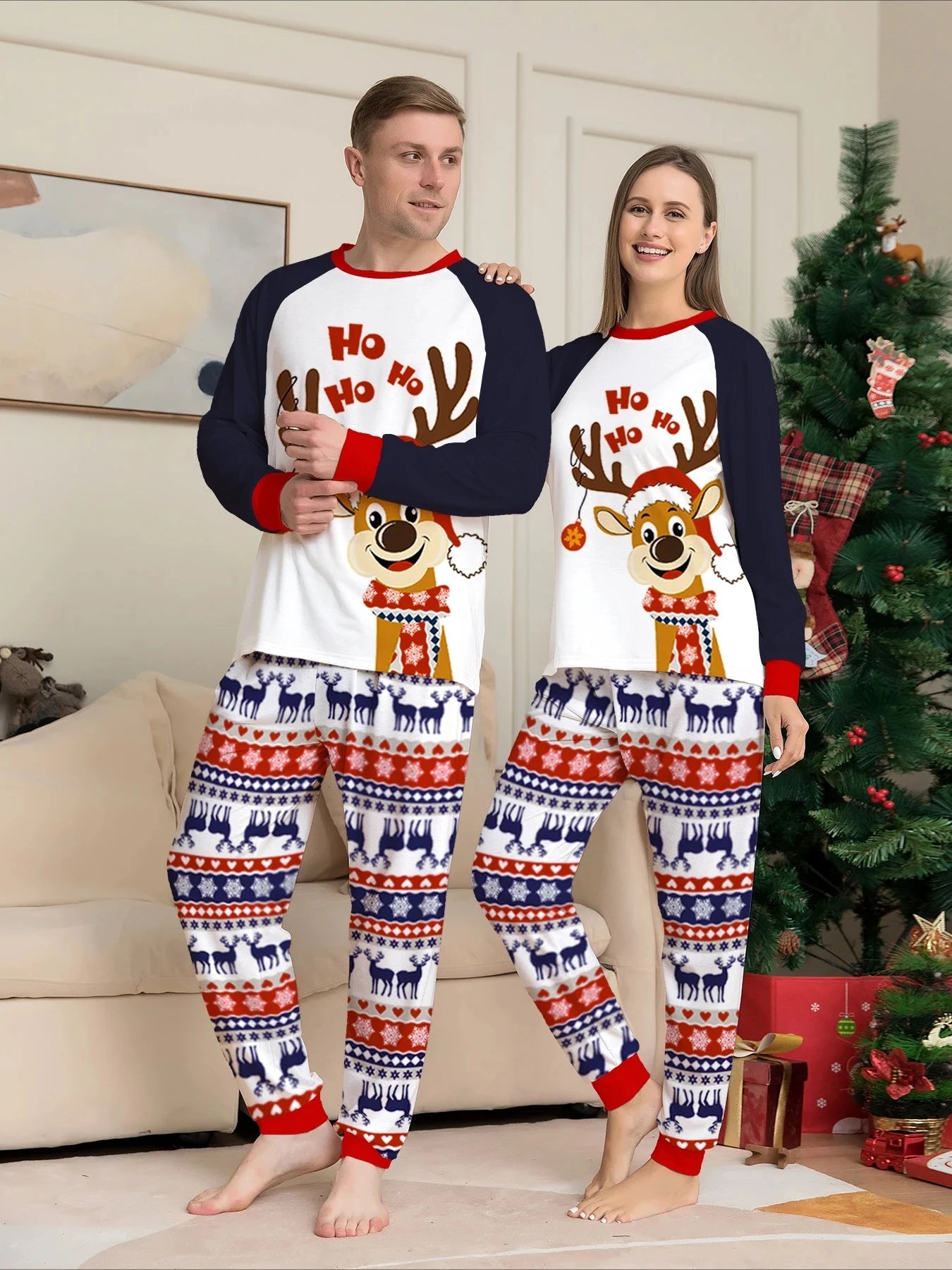 Conjunto de pijama navideño para pareja: manga raglán, estampado de renos "Ho Ho Ho" en azul marino y blanco y pantalones con estampado festivo.