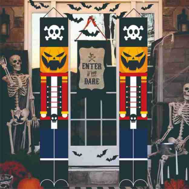 Pareado de pancarta de cascanueces modelo soldado de Halloween