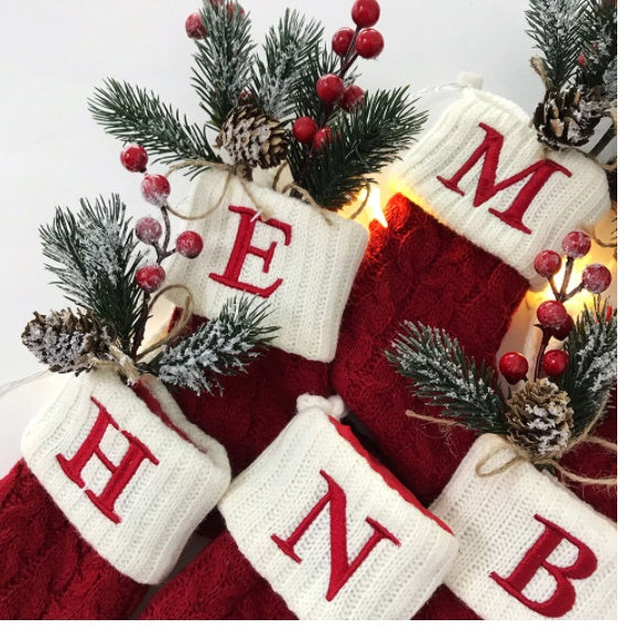 Bolsa de regalo con colgante de lana tejida con letras navideñas