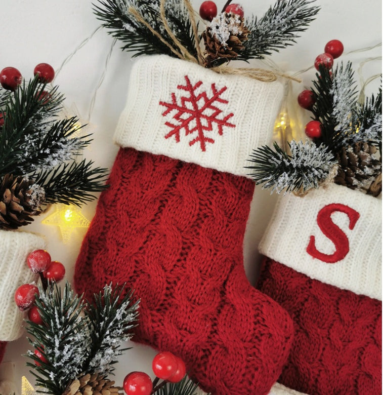 Bolsa de regalo con colgante de lana tejida con letras navideñas