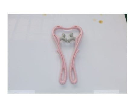 Masajeador de cuello manual de seis ruedas con rodillos de masaje para aliviar el dolor.