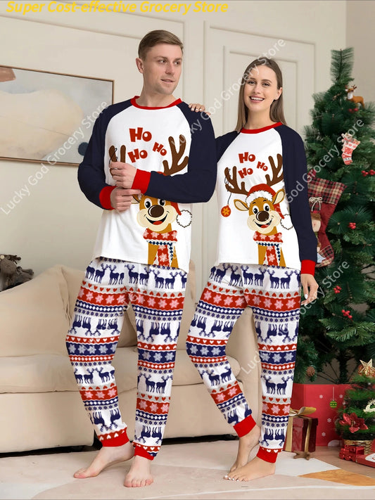 Conjunto de pijama navideño para pareja: manga raglán, estampado de renos "Ho Ho Ho" en azul marino y blanco y pantalones con estampado festivo.