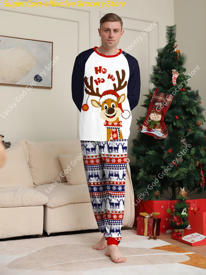 Conjunto de pijama navideño para pareja: manga raglán, estampado de renos "Ho Ho Ho" en azul marino y blanco y pantalones con estampado festivo.