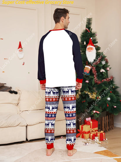Conjunto de pijama navideño para pareja: manga raglán, estampado de renos "Ho Ho Ho" en azul marino y blanco y pantalones con estampado festivo.