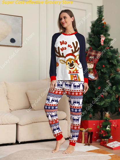 Conjunto de pijama navideño para pareja: manga raglán, estampado de renos "Ho Ho Ho" en azul marino y blanco y pantalones con estampado festivo.