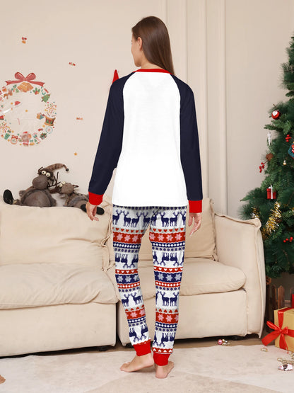 Conjunto de pijama navideño para pareja: manga raglán, estampado de renos "Ho Ho Ho" en azul marino y blanco y pantalones con estampado festivo.