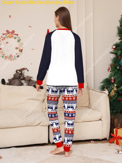 Conjunto de pijama navideño para pareja: manga raglán, estampado de renos "Ho Ho Ho" en azul marino y blanco y pantalones con estampado festivo.